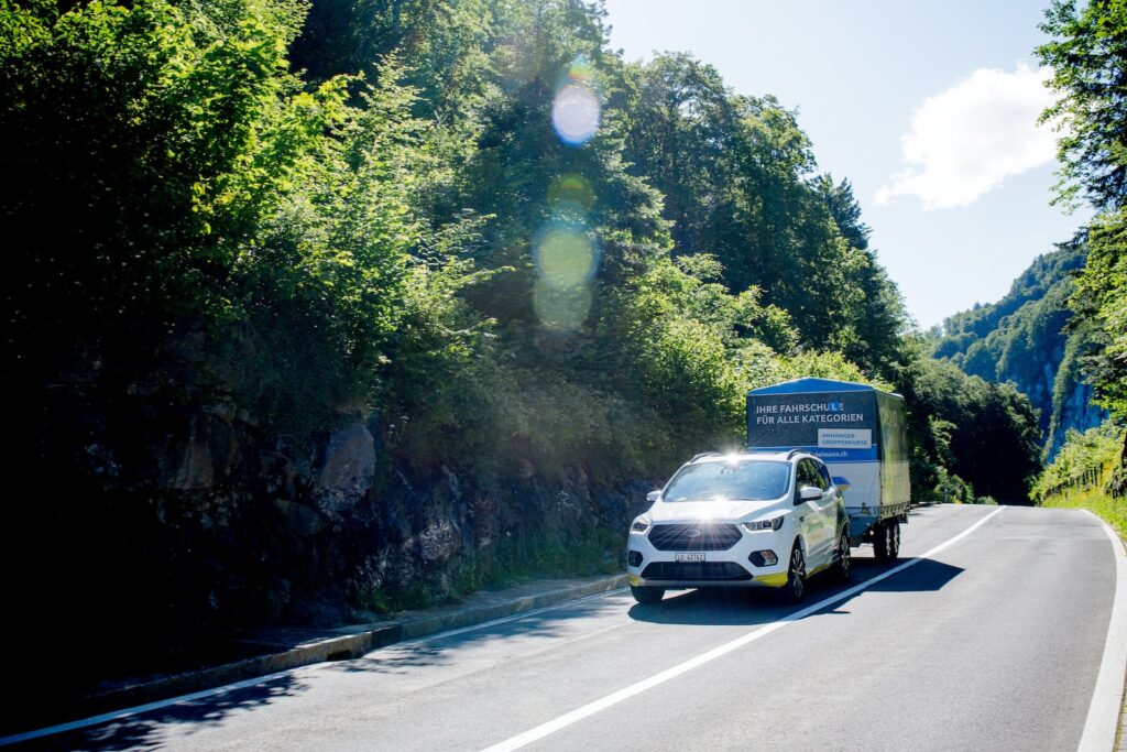 Anhänger vor Witterung schützen - 5 Tipps für langlebigen Schutz