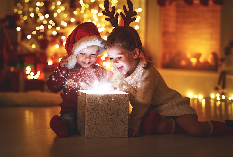 Kinder packen ungewöhnliches Weihnachtsgeschenk aus