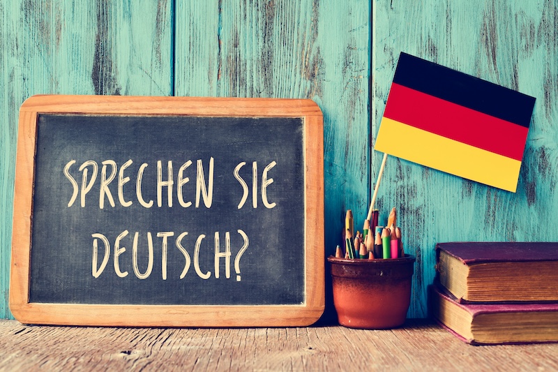 Tafel mit deutscher Flagge und Aufschrift "Sprechen Sie deutsch?"