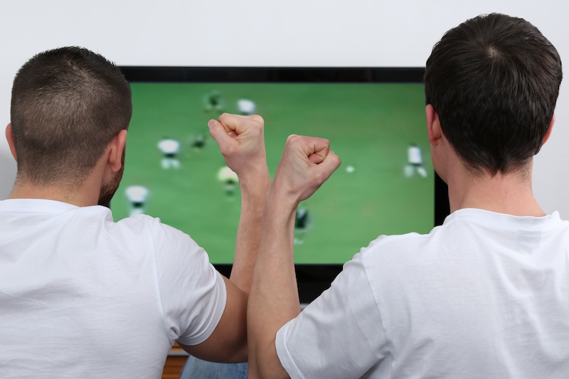 Fans schauen Fussballübergtragung im Fernsehen