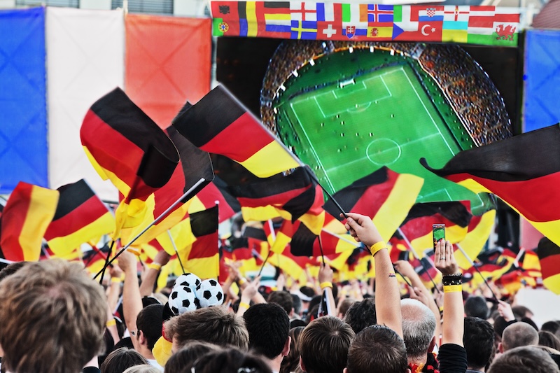 Fussball Länderspiel mit Fans und Flaggen