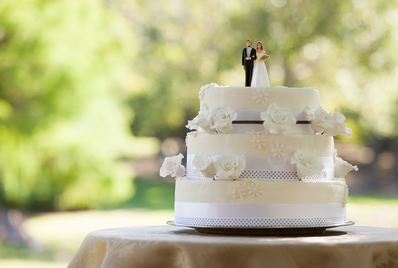 Schöne Hochzeitstorte im Garten