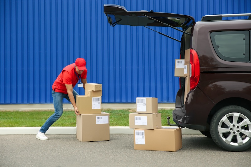 Auto wird beladen und Ladung steht hinten über