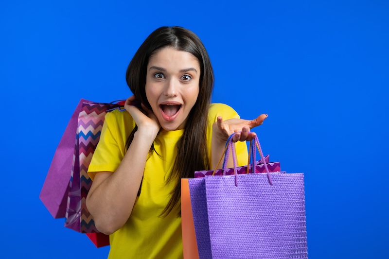 Frau mit Shopping-Tüten aus Pop-Up Store