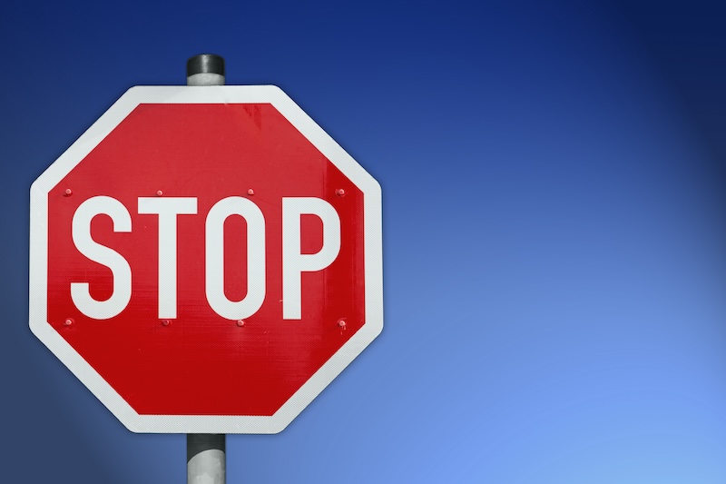 Stop-Schild mit acht Ecken