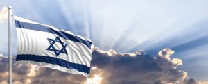 Israelische Flagge vor strahlendem Himmel